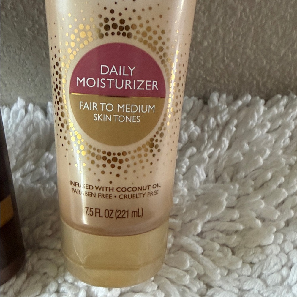 Daily Moisturizer for Fair to Medium Skin Tones - Picture 2 of 5